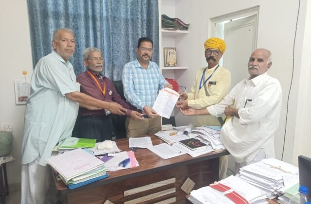 बाजरे की एमएसपी पर खरीद शुरू कराने की मांग, किसान संघ ने एसडीएम को सौंपा ज्ञापन 2900 रुपए प्रति क्विंटल की दर से सरकारी खरीद शुरू नहीं होने पर आंदोलन की चेतावनी