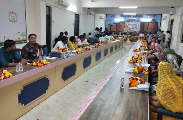 पहली बोर्ड बैठक में सफाई-ड्रेनेज पर पार्षदों का फूटा गुस्सा, दिवाली से पहले चार गुना कचरा बढ़ने की आशंका, अध्यक्ष ने डबल शिफ्ट में सफाई के दिए निर्देश