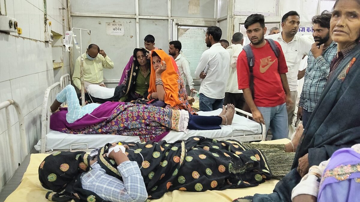बाइक को बचाने के प्रयास में पलटा ऑटो, पांच महिलाएं घायल, गमी में शामिल होने खार का नगला जा रही थीं महिलाएं, ऑटो के नीचे दबने से मची चीख-पुकार