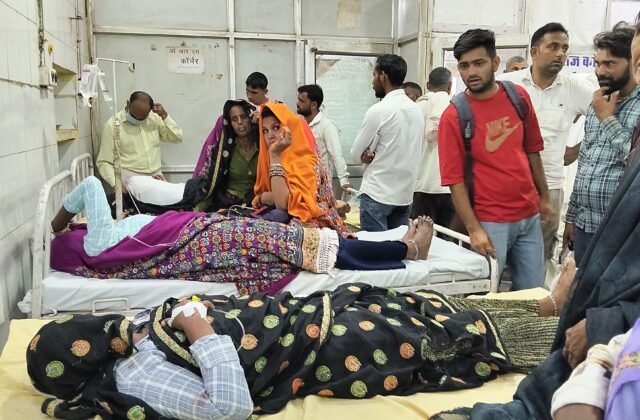 बाइक को बचाने के प्रयास में पलटा ऑटो, पांच महिलाएं घायल, गमी में शामिल होने खार का नगला जा रही थीं महिलाएं, ऑटो के नीचे दबने से मची चीख-पुकार