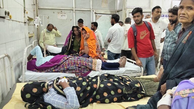 बाइक को बचाने के प्रयास में पलटा ऑटो, पांच महिलाएं घायल, गमी में शामिल होने खार का नगला जा रही थीं महिलाएं, ऑटो के नीचे दबने से मची चीख-पुकार