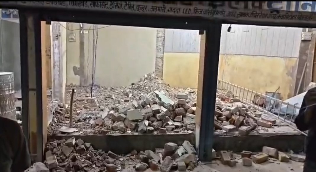 बाड़ी ⤵️⤵️ आधी रात को पैतृक संपति में तोड़फोड़ की सूचना पर बाड़ी थानाप्रभारी का त्वरित एक्शन