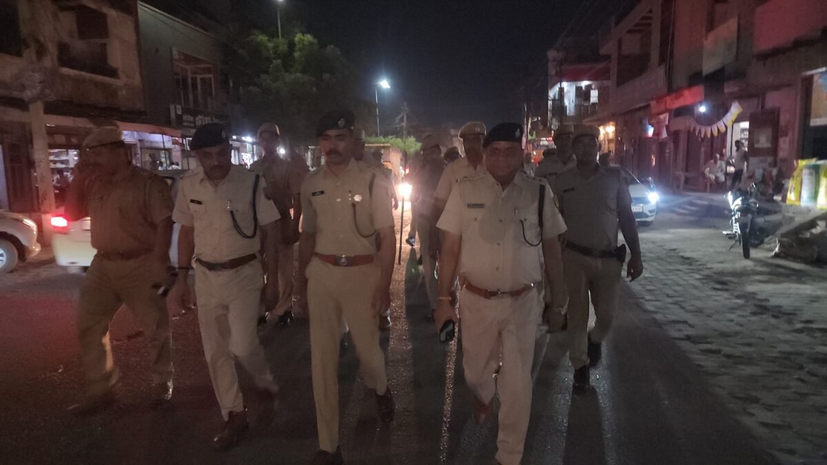 त्योहारों से पहले डीग पुलिस अलर्ट, शहर में निकाला फ्लैग मार्च एसपी शरण गोपीनाथ कांबले के नेतृत्व में सड़कों पर उतरा पुलिस का भारी जाब्ता, करीब 70 जवानों ने संभाला मोर्चा; शांति व्यवस्था बिगाड़ने वालो