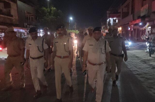त्योहारों से पहले डीग पुलिस अलर्ट, शहर में निकाला फ्लैग मार्च एसपी शरण गोपीनाथ कांबले के नेतृत्व में सड़कों पर उतरा पुलिस का भारी जाब्ता, करीब 70 जवानों ने संभाला मोर्चा; शांति व्यवस्था बिगाड़ने वालो