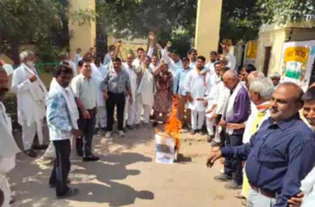 बयाना में कांग्रेस कार्यकर्ताओं ने मनाया काला दिवस, मुख्य चुनाव आयुक्त के खिलाफ नारेबाजी, SIR और दिल्ली में सांसदों पर कार्रवाई का जताया विरोध