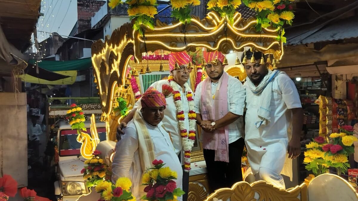 बयाना में भव्य शोभायात्रा के साथ मनाई महाराजा अग्रसेन जयंती, ढोल-नगाड़ों और बैंडबाजों की धुन पर झूमे समाजबंधु, जगह-जगह पुष्पवर्षा कर किया स्वागत-सत्कार