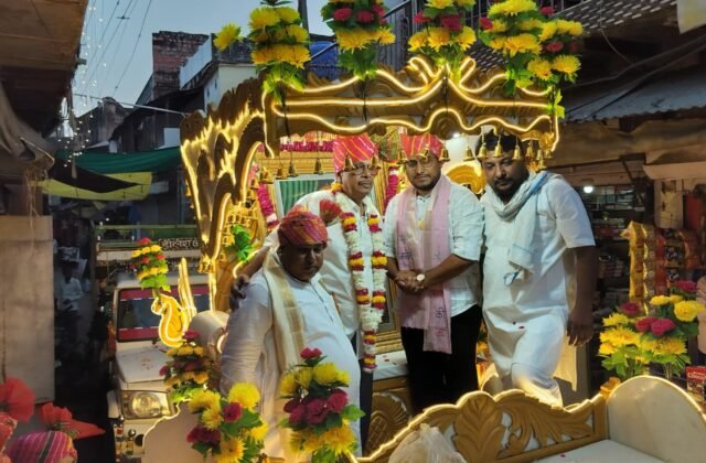 बयाना में भव्य शोभायात्रा के साथ मनाई महाराजा अग्रसेन जयंती, ढोल-नगाड़ों और बैंडबाजों की धुन पर झूमे समाजबंधु, जगह-जगह पुष्पवर्षा कर किया स्वागत-सत्कार