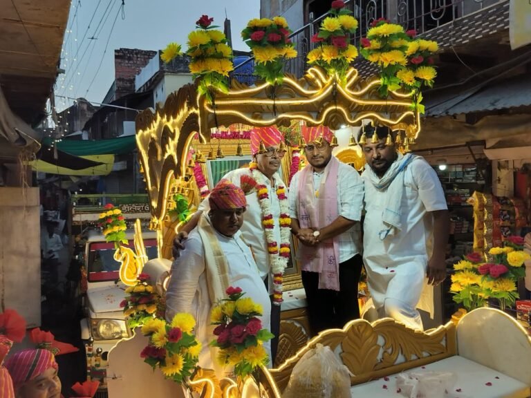 बयाना में भव्य शोभायात्रा के साथ मनाई महाराजा अग्रसेन जयंती, ढोल-नगाड़ों और बैंडबाजों की धुन पर झूमे समाजबंधु, जगह-जगह पुष्पवर्षा कर किया स्वागत-सत्कार