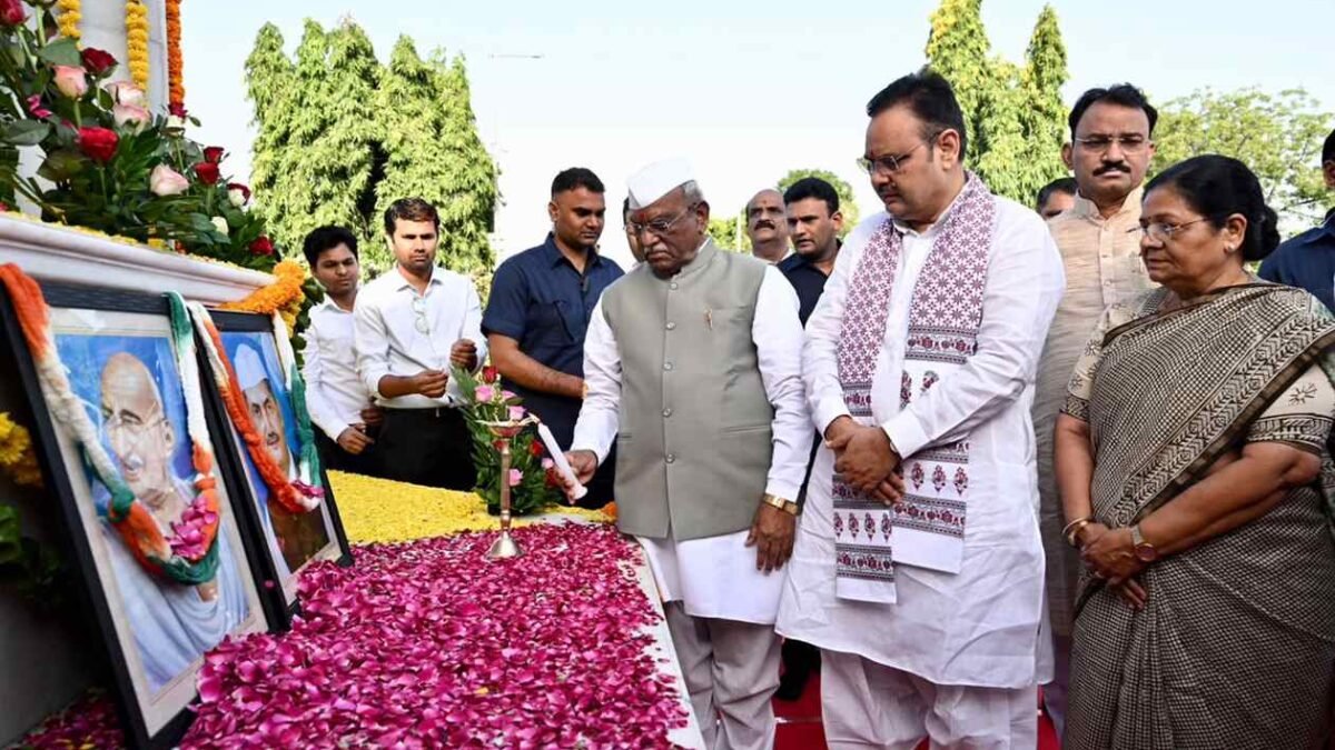 गांधी जी और शास्त्री जी की जयंती पर राज्यपाल और मुख्यमंत्री ने पुष्प अर्पित कर किया नमन