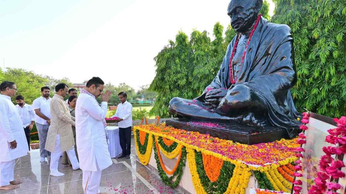 मुख्यमंत्री भजनलाल शर्मा ने राष्ट्रपिता महात्मा गांधी एवं पूर्व प्रधानमंत्री स्व. लाल बहादुर शास्त्री की जयंती पर अर्पित की पुष्पांजलि