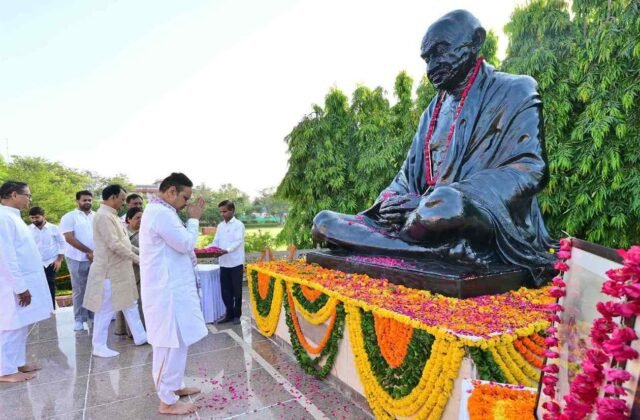 मुख्यमंत्री भजनलाल शर्मा ने राष्ट्रपिता महात्मा गांधी एवं पूर्व प्रधानमंत्री स्व. लाल बहादुर शास्त्री की जयंती पर अर्पित की पुष्पांजलि