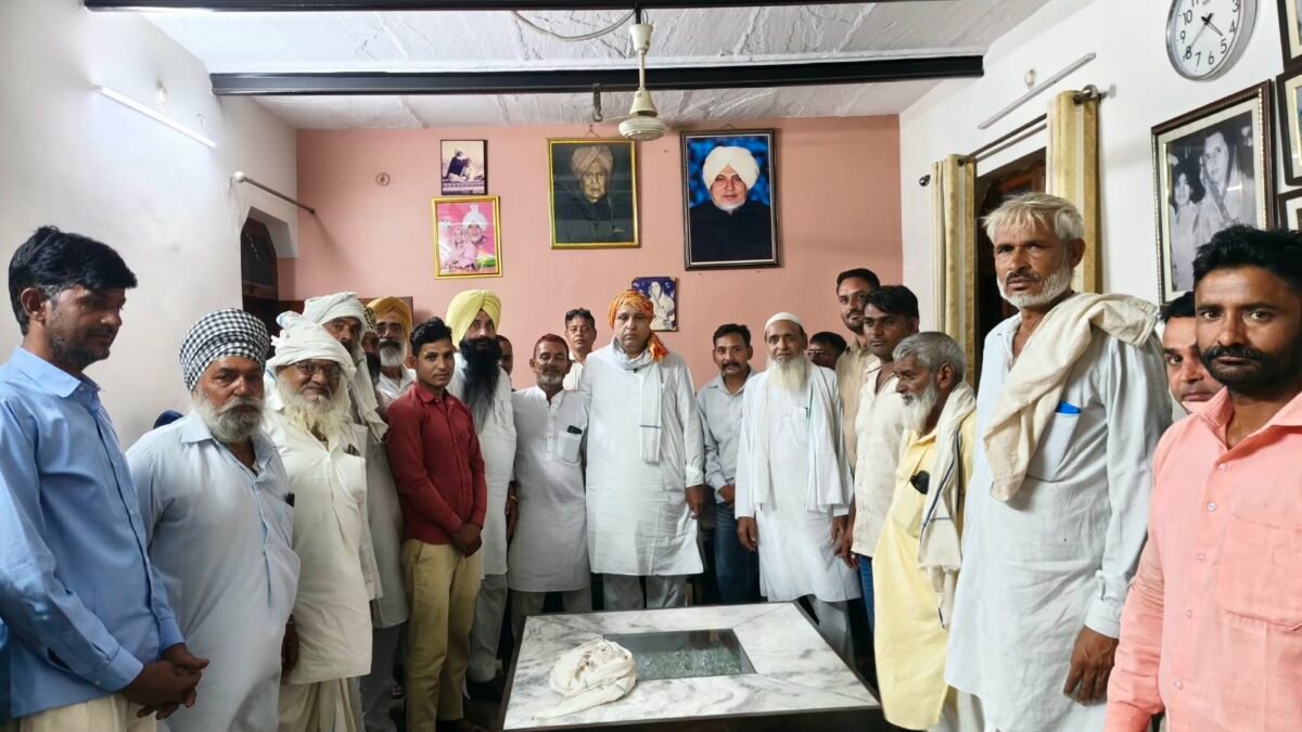 पूर्व मंत्री जाहिदा खान के पति जलीस खान से मिले पथराली ग्राम पंचायत के लोग, साफा व माला पहनाकर किया जोरदार स्वागत