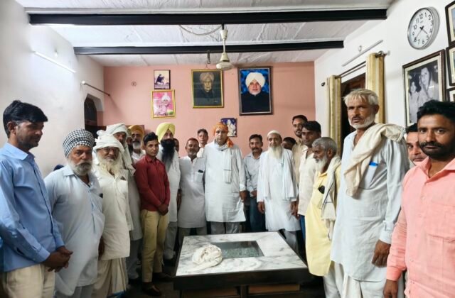 पूर्व मंत्री जाहिदा खान के पति जलीस खान से मिले पथराली ग्राम पंचायत के लोग, साफा व माला पहनाकर किया जोरदार स्वागत