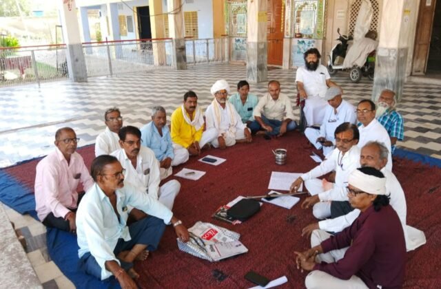 श्रीयादे माता मंदिर त्रिवेणी धाम में प्रजापति समाज की बैठक आयोजित।